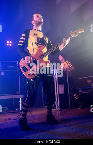 Saluzzo, Italien. November 2017. Vedran Mujagić (Dubioza Kolektiv) spielt in Saluzzo im Pala CRS 3. November 2017 Credit: Alberto Gandolfo/Alamy Live News Stockfoto