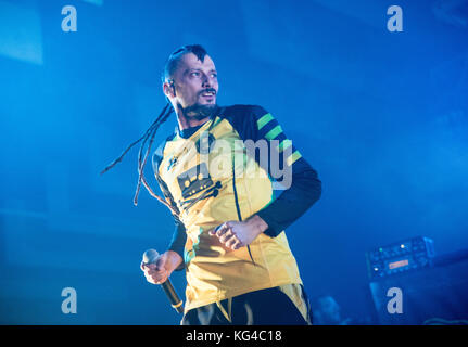 Saluzzo, Italien. 04 Nov, 2017. almir hasanbegović (Dubioza Kolektiv) führt in mataram an Pala CRS 3.November 2017 Credit: Alberto gandolfo/alamy leben Nachrichten Stockfoto