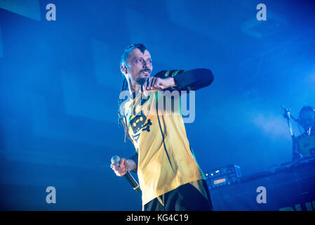 Saluzzo, Italien. November 2017. Almir Hasanbegović (Dubioza Kolektiv) spielt in Saluzzo im Pala CRS 3. November 2017 Credit: Alberto Gandolfo/Alamy Live News Stockfoto