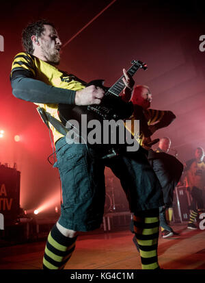 Saluzzo, Italien. November 2017. Jernej Šavel (Dubioza Kolektiv) spielt in Saluzzo im Pala CRS 3. November 2017 Credit: Alberto Gandolfo/Alamy Live News Stockfoto