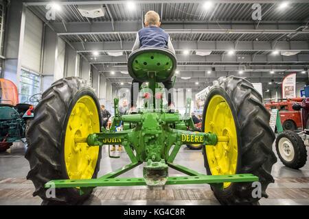 Posen, Großpolen, Polen. 3 Nov, 2017. John Deere Traktor aus dem Jahre 1939. retro Motor Show Es ist die größte polnische Ausstellung von, unter anderem, Oldtimer, Oldtimer Motorräder und junge Zeiten Unternehmen mit Hilfe von Produkten zur Reparaturlackierung Produkte, Technologien und Services. Credit: dawid tatarkiewicz/zuma Draht/alamy leben Nachrichten Stockfoto