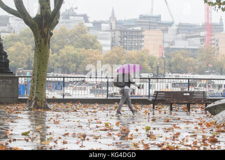 London, Großbritannien. 4. November 2017. Die Menschen Schutz vor dem Regen onlondon southbank an einem regnerischen Herbsttag Credit: Amer ghazzal/alamy leben Nachrichten Stockfoto