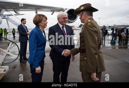 Sydney, Australien. 04.. November 2017. Bundespräsident Frank-Walter Steinmeier (C) und seine Frau Elke Buendenbender kommen am Flughafen von Sydney an und werden am 04. November 2017 von Oberst Michael Miller in Sydney, Australien, begrüßt. Präsident Steinmeier und seine Frau sind zu einem dreitägigen Staatsbesuch in Australien. Quelle: Bernd von Jutrczenka/dpa/Alamy Live News Stockfoto