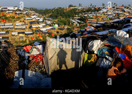 3. November 2017 bis 3. November 2017 Cox's Bazar, Bangladesch, Flüchtlingslager Thankhali in Cox'sbazar, Bangladesch. Laut UNHCR sind seit dem 25. August 2017 607.000 Rohingya-Flüchtlinge vor der Gewalt des Staates Myanmar Rakhine geflohen, die meisten versuchten, die Grenze zu überqueren und Bangladesch zu erreichen. Quelle: K M Asad/ZUMA Wire/Alamy Live News Stockfoto