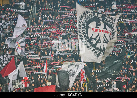 Frankfurt, Deutschland. 3.. November 2017. Fans mit Vereinsflaggen EINTRACHT FRANKFURT - SV WERDER BREMEN 2-1 Spiel der Deutschen Fußball-Liga in Frankfurt, 03. November 2017, Saison 2017/2018 © Peter Schatz / Alamy Live News Stockfoto