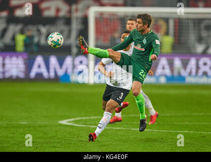 Frankfurt am Main, Deutschland. 3. november 2017. fin Bartels, bre 22 konkurrieren um die Kugel gegen Simon falette, fra 3 Eintracht Frankfurt - SV Werder Bremen 2-1 Deutsche Fussball Liga Match in Frankfurt, November 03, 2017, Saison 2017/2018 © Peter Schatz/alamy leben Nachrichten Stockfoto