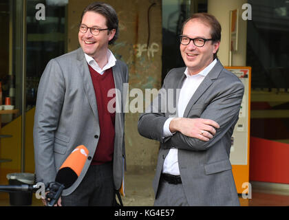 Berlin, Deutschland. 04 Nov, 2017. CSU-Generalsekretaer Andreas Scheuer (l) und Alexander Dobrindt, CSU-Ausschusses im Deutschen Bundestag, Sprechen mit Reportern vor der Konrad-Adenauer-Haus, der CDU-Parteizentrale in Berlin, Deutschland, 04. November 2017. Die Spitzen von CDU und CSU treffen die Ergebnisse der Sondierungsgespräche über die Jamaika Koalition beraten. Credit: Maurizio gambarini/dpa/alamy leben Nachrichten Stockfoto