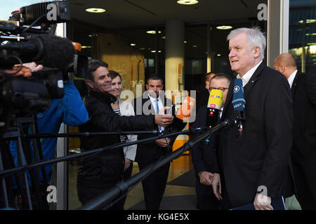 Berlin, Deutschland. November 2017. Der bayerische Ministerpräsident Horst Seehofer (CSU) spricht mit Reportern vor dem Konrad-Adenauer-Haus, dem CDU-Hauptquartier, in Berlin, 4. November 2017. Die Leiter von CDU und CSU treffen sich, um über die Ergebnisse der Sondierungsgespräche zur Jamaika-Koalition zu diskutieren. Kredit: Maurizio Gambarini/dpa/Alamy Live News Stockfoto