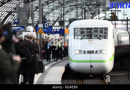 Berlin, Deutschland. November 2017. Der ICE-Sonderzug „Train to Bonn“ zur 23. Klimakonferenz der Vereinten Nationen kommt am 4. November 2017 am Hauptbahnhof in Berlin an. Das EIS ist thematisch dekoriert und bringt rund 250 Gäste aus Wirtschaft, Politik und Verbänden nach Bonn. Kredit: Maurizio Gambarini/dpa/Alamy Live News Stockfoto