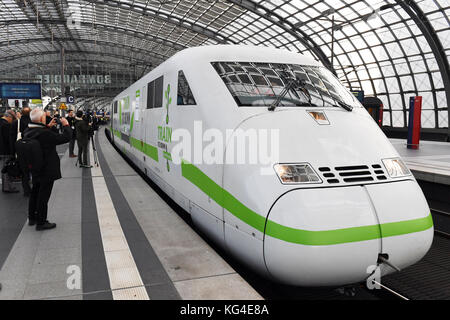 Berlin, Deutschland. November 2017. Der ICE-Sonderzug 'Train to Bonn' zur 23. Klimakonferenz der Vereinten Nationen steht am 4. November 2017 am Hauptbahnhof in Berlin. Das EIS ist thematisch dekoriert und bringt rund 250 Gäste aus Wirtschaft, Politik und Verbänden nach Bonn. Kredit: Maurizio Gambarini/dpa/Alamy Live News Stockfoto