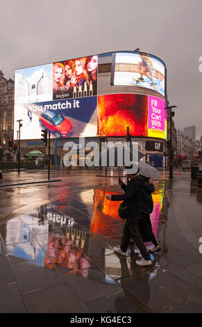 Piccadilly, London, Großbritannien. 4. November 2017. Neue Werbung kennzeichnet den einzigen hellen Farbtupfer an einem kalten und nassen Samstagmorgen im Piccadilly Circus. Quelle: Malcolm Park/Alamy Live News. Stockfoto