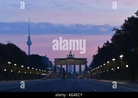 Berlin, Deutschland. November 2017. Die leere Straße des 17. Juni' (17. Juni Straße) ist am frühen Morgen vor dem Brandenburger Tor in Berlin zu sehen, 4. November 2017. Der Fernsehturm ist links zu sehen. Quelle: Paul Zinken/dpa/Alamy Live News Stockfoto