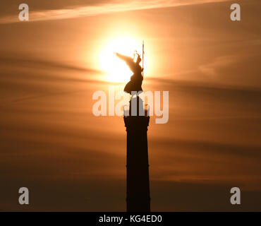 Berlin, Deutschland. 04 Nov, 2017. Die Victoria, auch "goldelse" kann in der Hintergrundbeleuchtung der aufgehenden Sonne auf der Siegessäule in Berlin, Deutschland, 04. November 2017. Credit: Paul Zinken/dpa/alamy leben Nachrichten Stockfoto