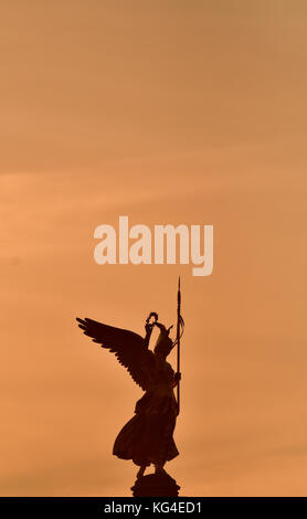 Berlin, Deutschland. November 2017. Die Victoria, auch Goldelse genannt, ist im Hintergrund der aufgehenden Sonne auf der Siegessäule in Berlin, Deutschland, am 4. November 2017 zu sehen. Quelle: Paul Zinken/dpa/Alamy Live News Stockfoto