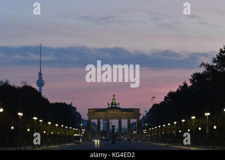 Berlin, Deutschland. November 2017. Die leere Straße des 17. Juni' (17. Juni Straße) ist am frühen Morgen vor dem Brandenburger Tor in Berlin zu sehen, 4. November 2017. Der Fernsehturm ist links zu sehen. Quelle: Paul Zinken/dpa/Alamy Live News Stockfoto