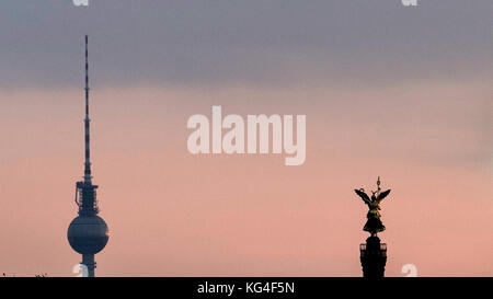 Berlin, Deutschland. 04 Nov, 2017. die Oberseite der Fernsehturm, die siegessäule vor dem Himmel in Berlin, Deutschland, 04. November 2017. Credit: Paul Zinken/dpa/alamy leben Nachrichten Stockfoto