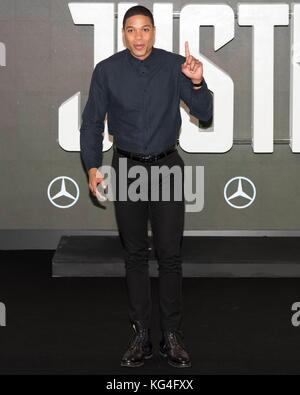 London, Großbritannien. November 2017. Ray Fisher nimmt an einem Fotobesuch der JUSTICE LEAGUE Teil. London, England, Großbritannien. Quelle: dpa Picture Alliance/Alamy Live News Stockfoto