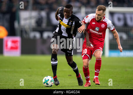 Mönchengladbach, Deutschland. November 2017. Gladbachs Denis Zakaria (l) und Mainzer Alexandru Maxim im im Einsatz beim Fußball-Bundesliga-Spiel zwischen Borussia Mönchengladbach und dem FSV Mainz 05 in Mönchengladbach am 4. November 2017. (EMBARGO-BEDINGUNGEN - ACHTUNG: Aufgrund der Akkreditierungsrichtlinien erlaubt die DFL nur die Veröffentlichung und Nutzung von bis zu 15 Bildern pro Spiel im Internet und in Online-Medien während des Spiels.) Quelle: Marius Becker/dpa/Alamy Live News Stockfoto