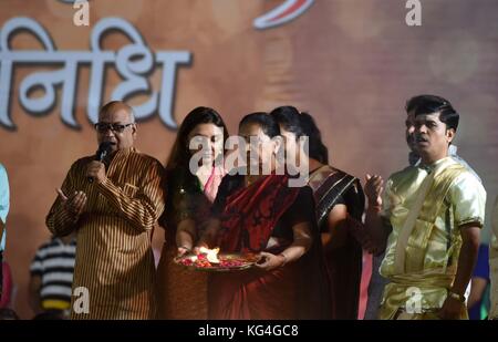 Varanasi, Uttar Pradesh, Indien. November 2017. Varanasi: Gujrat Ex-Chief Minister Anandi Bahen führen Maha Aarti anlässlich des Dev Deepawali Festival in Dashashwamegh Ghat in Varanasi am 04-11-2017. Quelle: ZUMA Press, Inc./Alamy Live News Stockfoto