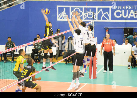 São Paulo, Brasilien. 04 Nov, 2017. superliga masculina Korinther Guarulhos gegen Montes Claros volleyball, dieser Samstag, 04, in São Paulo. Credit: Roberto casimiro/fotoarena/alamy leben Nachrichten Stockfoto