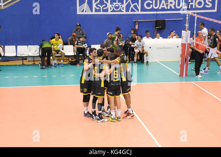 São Paulo, Brasilien. 04 Nov, 2017. superliga masculina Korinther Guarulhos gegen Montes Claros volleyball, dieser Samstag, 04, in São Paulo. Credit: Roberto casimiro/fotoarena/alamy leben Nachrichten Stockfoto