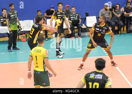 São Paulo, Brasilien. 04 Nov, 2017. superliga masculina Korinther Guarulhos gegen Montes Claros volleyball, dieser Samstag, 04, in São Paulo. Credit: Roberto casimiro/fotoarena/alamy leben Nachrichten Stockfoto