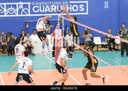 Guarulhos, Brasilien. November 2017. Superliga Masculina Corinthians Guarulhos gegen Montes Claros Volleyball, diesen Samstag, 04, in São Paulo. Quelle: Roberto Casimiro/FotoArena/Alamy Live News Stockfoto