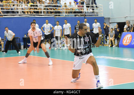 Guarulhos, Brasilien. November 2017. Superliga Masculina Corinthians Guarulhos gegen Montes Claros Volleyball, diesen Samstag, 04, in São Paulo. Quelle: Roberto Casimiro/FotoArena/Alamy Live News Stockfoto