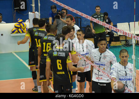 São Paulo, Brasilien. 04 Nov, 2017. superliga masculina Korinther Guarulhos gegen Montes Claros volleyball, dieser Samstag, 04, in São Paulo. Credit: Roberto casimiro/fotoarena/alamy leben Nachrichten Stockfoto