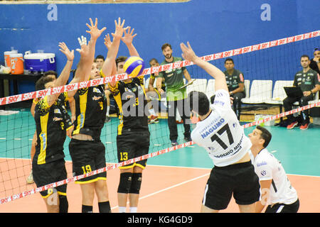 Guarulhos, Brasilien. November 2017. Superliga Masculina Corinthians Guarulhos gegen Montes Claros Volleyball, diesen Samstag, 04, in São Paulo. Quelle: Roberto Casimiro/FotoArena/Alamy Live News Stockfoto