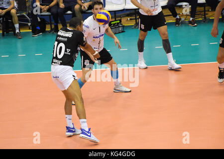 São Paulo, Brasilien. 04 Nov, 2017. superliga masculina Korinther Guarulhos gegen Montes Claros volleyball, dieser Samstag, 04, in São Paulo. Credit: Roberto casimiro/fotoarena/alamy leben Nachrichten Stockfoto