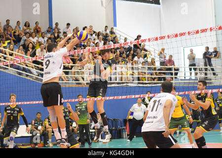 São Paulo, Brasilien. 04 Nov, 2017. superliga masculina Korinther Guarulhos gegen Montes Claros volleyball, dieser Samstag, 04, in São Paulo. Credit: Roberto casimiro/fotoarena/alamy leben Nachrichten Stockfoto