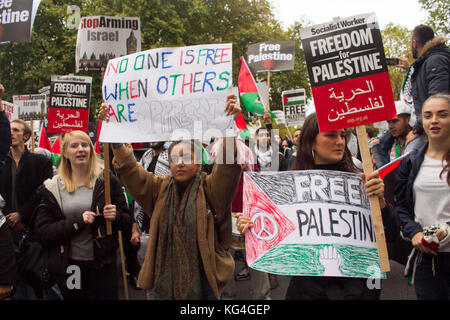 London, Großbritannien. 4. november 2017. Hunderte von Demonstranten durch die Londoner Parlament Platz zur Kampagne für Gerechtigkeit und Freiheit demonstrierten für das palästinensische Volk auf die Hundertjahrfeier der Balfour Deklaration von der britischen Regierung während des Ersten Weltkriegs kündigt Unterstützung für die Errichtung einer "nationalen Heimstätte für das jüdische Volk" in Palästina Credit: Amer ghazzal/alamy live Neuigkeiten Stockfoto