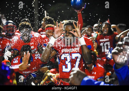 Belle Glade, Florida, USA. 3. November 2017. Pahokee Defensive zurück Misler Aleus (37) und die pahokee Blue Devils feiern ihren Sieg an Lichtungen Zentrale am Freitag, 3. November 2017. Pahokee besiegt Lichtungen Zentrale 33-27 in den überstunden. Quelle: Andres Leiva/der Palm Beach Post/ZUMA Draht/Alamy leben Nachrichten Stockfoto