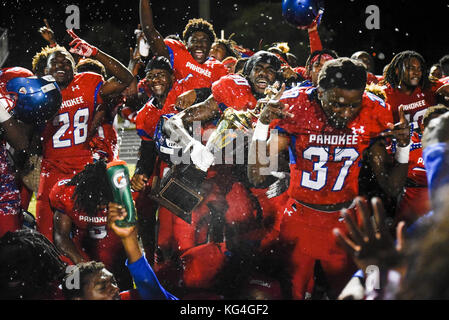 Belle Glade, Florida, USA. 3. November 2017. Die pahokee Blue Devils feiern ihren Sieg an Lichtungen Zentrale am Freitag, 3. November 2017. Pahokee besiegt Lichtungen Zentrale 33-27 in den überstunden. Quelle: Andres Leiva/der Palm Beach Post/ZUMA Draht/Alamy leben Nachrichten Stockfoto