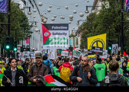 London, Großbritannien. 04 Nov, 2017. Nach unten marschieren die Oxford Street - Nationale Palästina März und Rally - Justiz jetzt: Machen Sie es mit der rechten für Palästina. Wie die Hundertjahrfeier der Balfour Deklaration hat gerade am 2. November. Redner sprachen die Masse am Grosvenor Square (durch die US-Botschaft), bevor der Marsch durch das Zentrum von London (über den Piccadilly Circus und Trafalgar Square). Dies wurde durch eine Kundgebung in Parliament Square, wo Lautsprecher erneut die Menge wenden. Credit: Guy Bell/Alamy leben Nachrichten Stockfoto