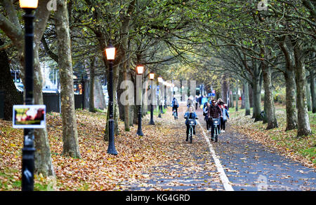 Brighton, UK. 4. November 2017. Radfahrer Fahrt durch Laub durch die Ebene in Brighton an trüben aber warmen Herbst Nachmittag, aber die Temperaturen sind Prognose in den nächsten Tagen in ganz Großbritannien Foto von Simon Dack/Alamy Leben Nachrichten zu stürzen Stockfoto