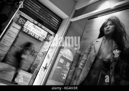 Das Schild 'für den Transfer' hängt am Peluquería 11-Geschäft in der Tallers Straße in Barcelona, Spanien. Datum: 16/07/2004. Foto: Xabier Mikel Laburu. Vicens Amat war das letzte Eigentum des Barbershops. Der Vater von Vicens war der erste der zweigenerationenigen Geschichte des Barbershops. Obwohl Vicens Amat nie gerne als Friseur arbeitete, kombinierte er sein Studium mit der Arbeit im Laden, hauptsächlich mit der Buchhaltung. 1982 stirbt sein Vater und er beschließt, seinen jetzigen Job als Gymnasiallehrer zu verlassen und Vollzeit im Friseurladen zu arbeiten. Der Rückgang der Kundenzahlen, die Kompetenz in der Nachbarschaft Stockfoto