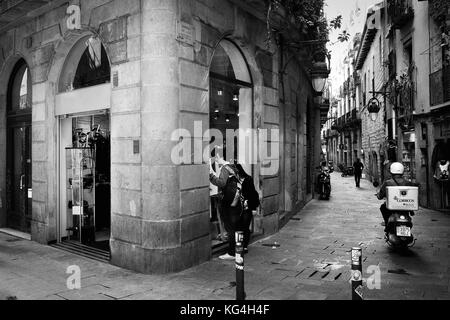 Blick von der Ecke, wo der Friseurladen Peluquería 11 in der Tallers Straße von Barcelona zu stehen, jetzt hat es sich in einem modernen Bekleidungsgeschäft verwandelt. Datum: 26/09/20015. Foto: Xabier Mikel Laburu. Stockfoto