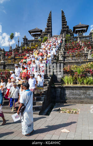 Leute kehren aus Beten in Pura Besakih Tempel Stockfoto