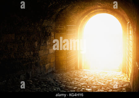 Tür zum Himmel. gewölbter Durchgang offen ist für die Himmel Himmel. Licht am Ende des Tunnels. hoffe Metapher. Stockfoto