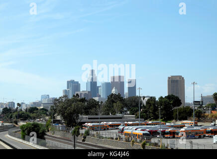 U-orange Busse auf dem Parkplatz mit einem Blick auf die Innenstadt von Los Angeles, Kalifornien, USA KATHY DEWITT Stockfoto