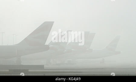 Flugzeuge sind im Nebel am Terminal 5 des Flughafens Heathrow kaum zu sehen, nachdem in London und im Südosten gestern Abend eine gelbe Met Office-Warnung vor Nebel ausgegeben wurde. Stockfoto