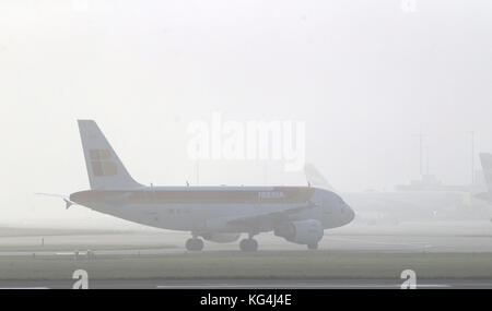 Flugzeuge sind im Nebel am Terminal 5 des Flughafens Heathrow kaum zu sehen, nachdem in London und im Südosten gestern Abend eine gelbe Met Office-Warnung vor Nebel ausgegeben wurde. Stockfoto