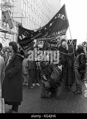 CND-Kampagne für Nukleare Abrüstung gegen Cruise & Trident Raketen durch den Central London im Oktober 1984 Stockfoto