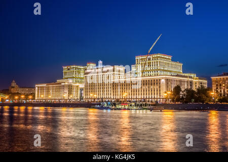 Die Moskwa und die wichtigsten Gebäude des Ministeriums für Verteidigung der Russischen Föderation während des Sonnenuntergangs. Moskau, Russland. Stockfoto