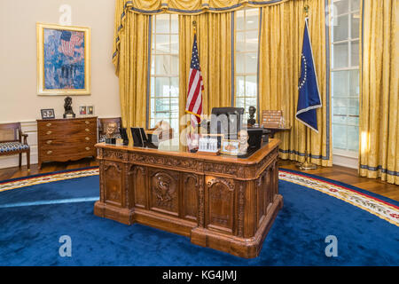 Tisch in Replik des Oval Office des Weißen Hauses im William J. Clinton Presidential Center und Bibliothek in Little Rock, Arkansas Stockfoto