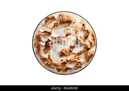 Hohe Engel Blick auf hausgemachte Banana Pudding mit Baiser von Grund auf neu gemacht über einen weißen Hintergrund isoliert. Beschneidungspfad enthalten. Stockfoto