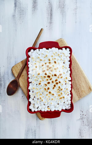 Overhead shot von Kartoffel Auflauf gebacken mit mini Marshmallows für thanksgiving Tag bereit. Schuss von oben. Stockfoto