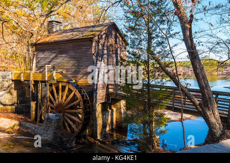 Grist Mill und Stone Mountain Lake im Stone Mountain Park im sonnigen Herbsttag, Georgia, USA Stockfoto